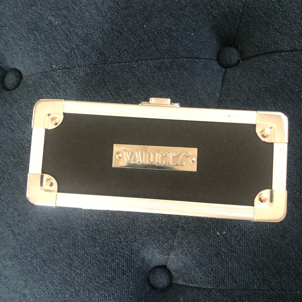 Vaultz lock box with key